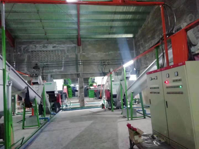 大型PET礦泉水瓶篩選、預(yù)洗、破碎、清洗 熱堿酸洗回收第二套大型生產(chǎn)線(POY級(jí)）